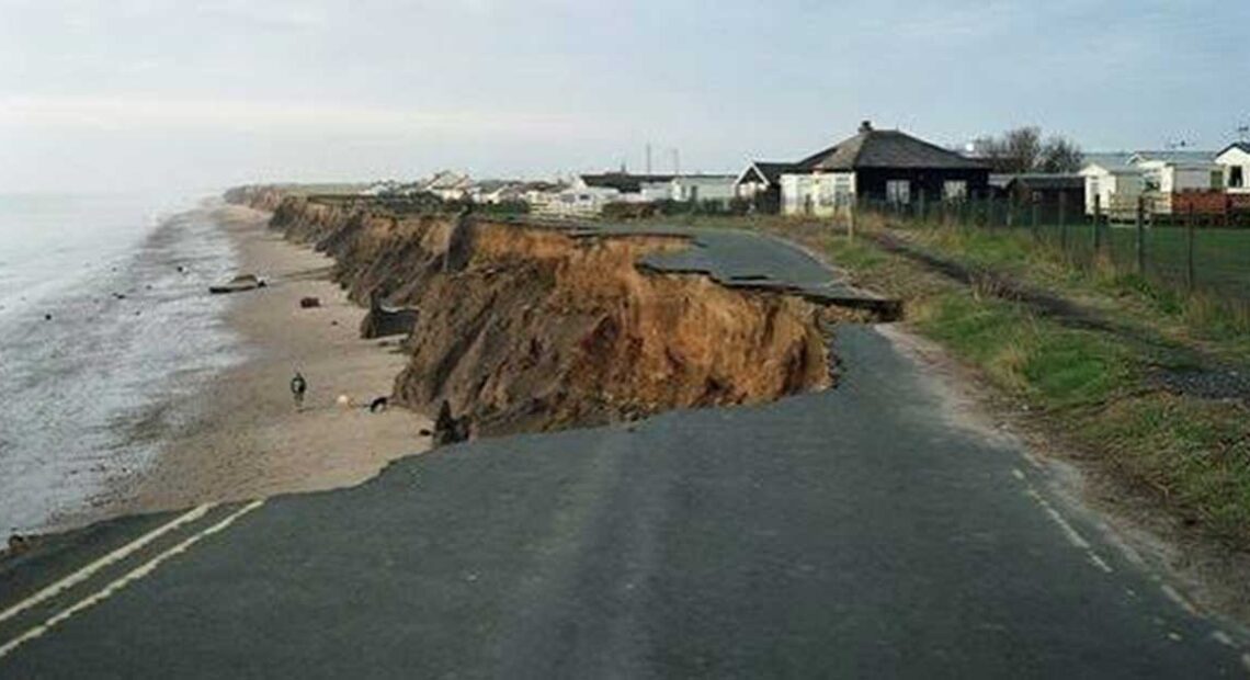 Strada costiera crollata a causa dell'intensa erosione e del cedimento della falesia sulla spiaggia.