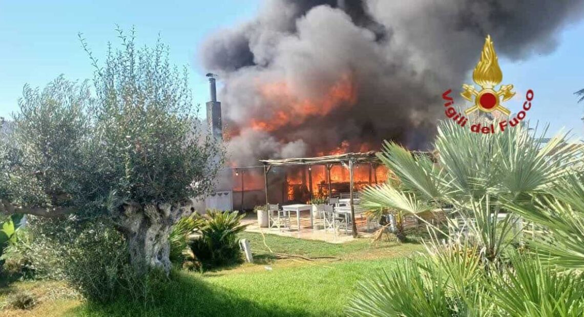 Intervento dei Vigili del Fuoco con autopompe e squadre a terra durante l'incendio allo stabilimento balneare La Rambla a Maccarese.