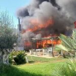 Intervento dei Vigili del Fuoco con autopompe e squadre a terra durante l'incendio allo stabilimento balneare La Rambla a Maccarese.