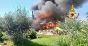 Intervento dei Vigili del Fuoco con autopompe e squadre a terra durante l'incendio allo stabilimento balneare La Rambla a Maccarese.