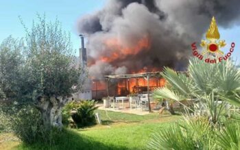 Intervento dei Vigili del Fuoco con autopompe e squadre a terra durante l'incendio allo stabilimento balneare La Rambla a Maccarese.
