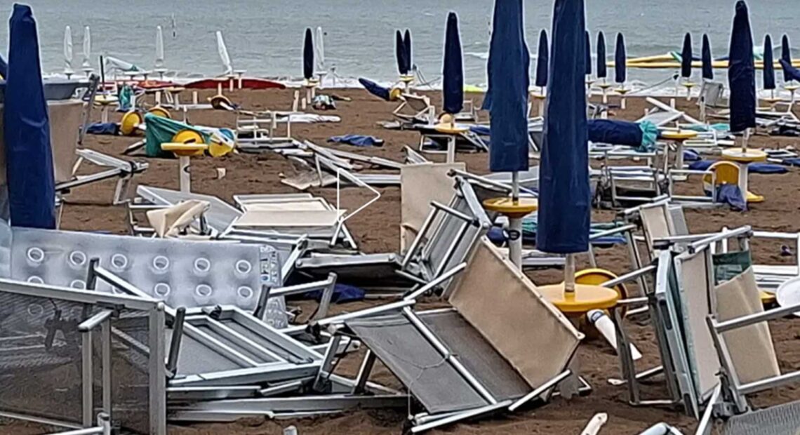 Lettini e sdraio accumulati e danneggiati dal vento sulla spiaggia di Lignano