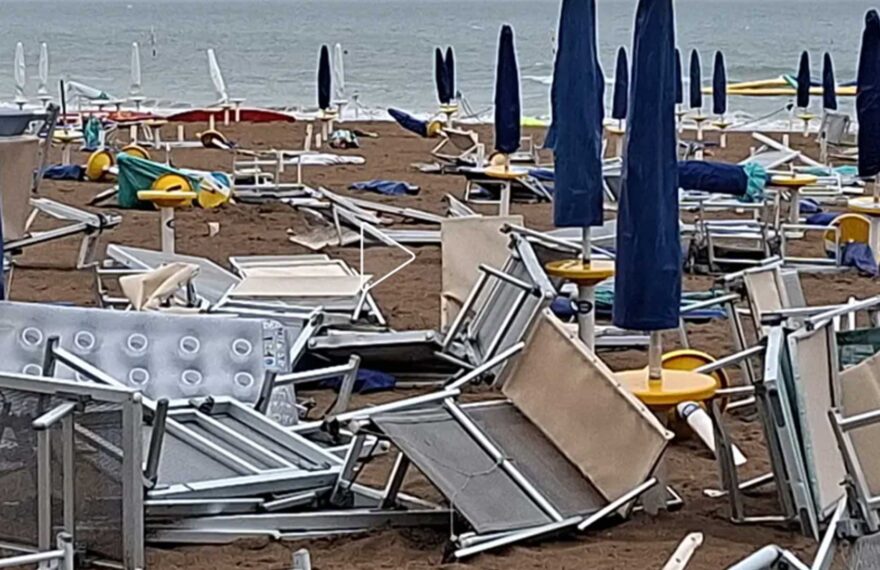 Lettini e sdraio accumulati e danneggiati dal vento sulla spiaggia di Lignano
