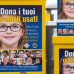 Contenitori gialli della raccolta occhiali usati del Lions Club posizionati presso uno stabilimento balneare.