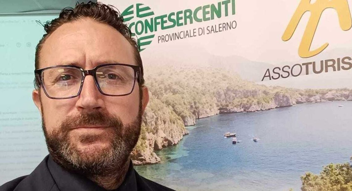 Raffaele Esposito, presidente di Fiba Confesercenti Campania, davanti a un banner istituzionale.