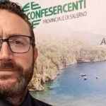 Raffaele Esposito, presidente di Fiba Confesercenti Campania, davanti a un banner istituzionale.