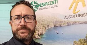 Raffaele Esposito, presidente di Fiba Confesercenti Campania, davanti a un banner istituzionale.