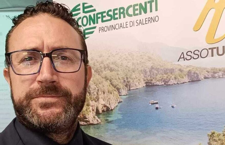 Raffaele Esposito, presidente di Fiba Confesercenti Campania, davanti a un banner istituzionale.