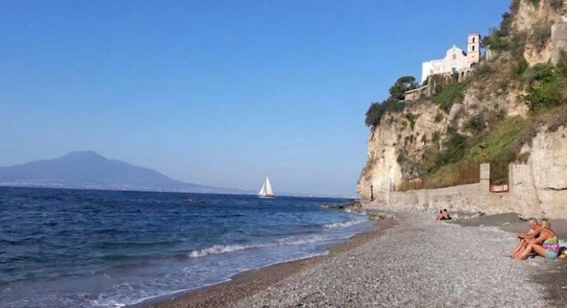 Spiaggia del Pezzolo a Marina d'Aequa a Vico Equense con vista sul Vesuvio.