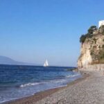 Spiaggia del Pezzolo a Marina d'Aequa a Vico Equense con vista sul Vesuvio.
