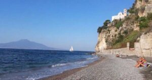 Spiaggia del Pezzolo a Marina d'Aequa a Vico Equense con vista sul Vesuvio.