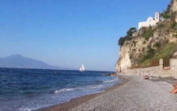 Spiaggia del Pezzolo a Marina d'Aequa a Vico Equense con vista sul Vesuvio.