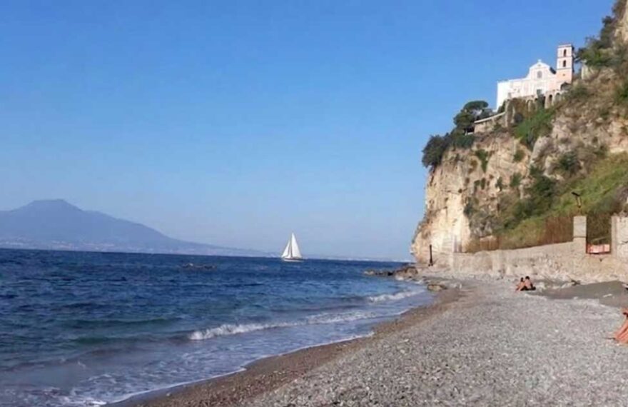 Spiaggia del Pezzolo a Marina d'Aequa a Vico Equense con vista sul Vesuvio.