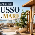 Lounge e gazeboli in legno di uno stabilimento balneare di lusso sulla spiaggia