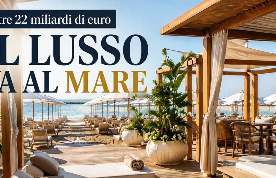 Lounge e gazeboli in legno di uno stabilimento balneare di lusso sulla spiaggia