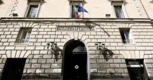 Facciata esterna del Palazzo di Giustizia sede del Tribunale Amministrativo Regionale Tar di Lecce.