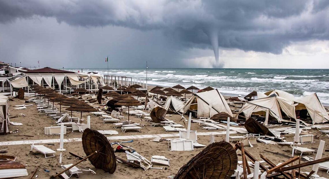 Ombrelloni divelti e lettini danneggiati dalla tromba d'aria sulla spiaggia in Versilia