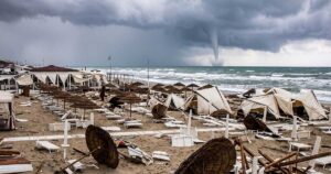 Ombrelloni divelti e lettini danneggiati dalla tromba d'aria sulla spiaggia in Versilia