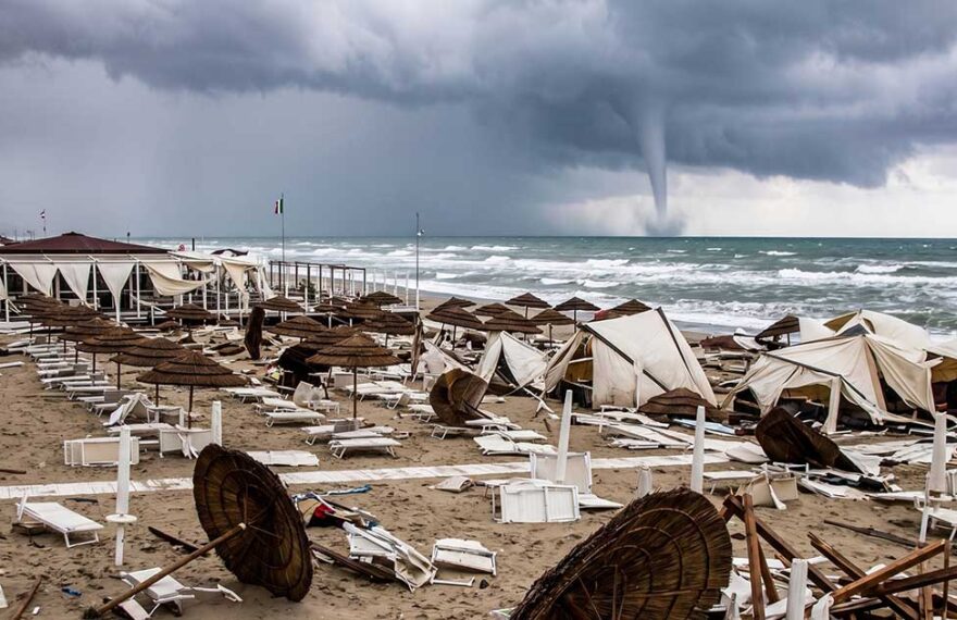 Ombrelloni divelti e lettini danneggiati dalla tromba d'aria sulla spiaggia in Versilia