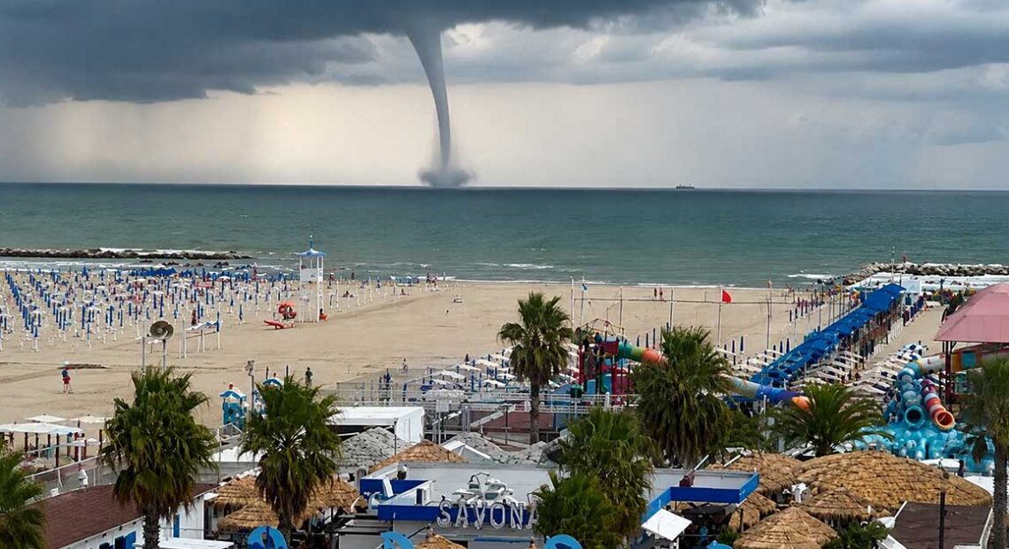 Tromba marina sulla spiaggia di Lido degli Estensi