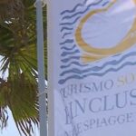Stendardo del progetto Turismo sociale e inclusivo nelle spiagge venete con i loghi della Regione Veneto e delle Ulss.
