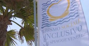 Stendardo del progetto Turismo sociale e inclusivo nelle spiagge venete con i loghi della Regione Veneto e delle Ulss.
