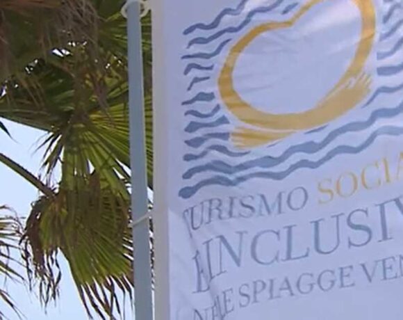 Stendardo del progetto Turismo sociale e inclusivo nelle spiagge venete con i loghi della Regione Veneto e delle Ulss.