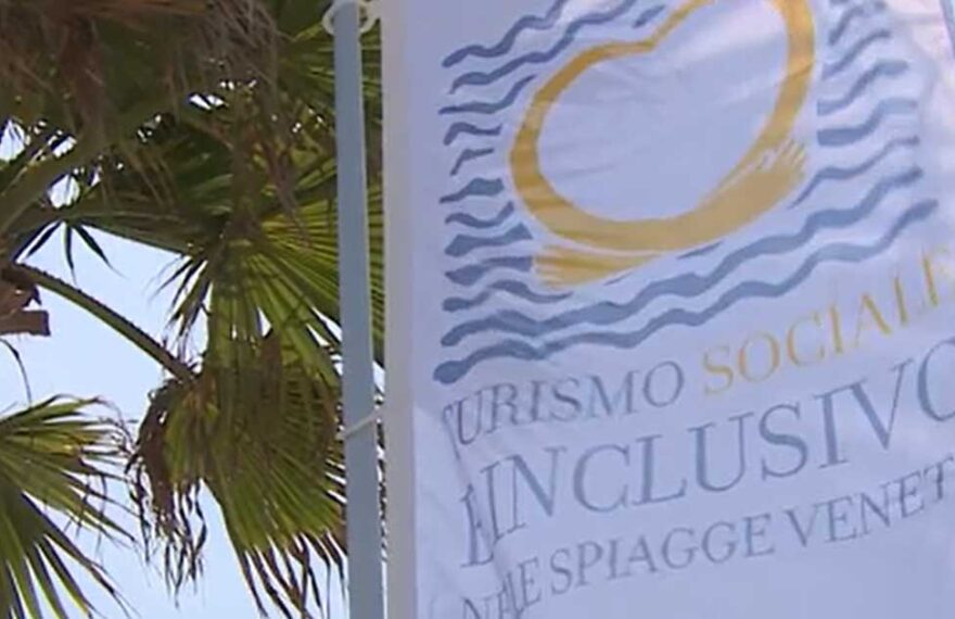 Stendardo del progetto Turismo sociale e inclusivo nelle spiagge venete con i loghi della Regione Veneto e delle Ulss.