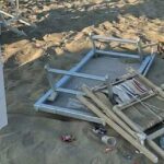 Lettini e ombrelloni rovesciati sulla sabbia dai vandali a Viareggio nella notte di Ferragosto