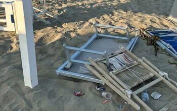 Lettini e ombrelloni rovesciati sulla sabbia dai vandali a Viareggio nella notte di Ferragosto