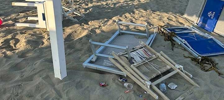 Lettini e ombrelloni rovesciati sulla sabbia dai vandali a Viareggio nella notte di Ferragosto