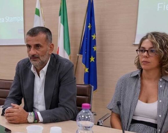 Antonio Decaro e Marina Leuzzi alla conferenza stampa di presentazione del progetto Mare Democratico