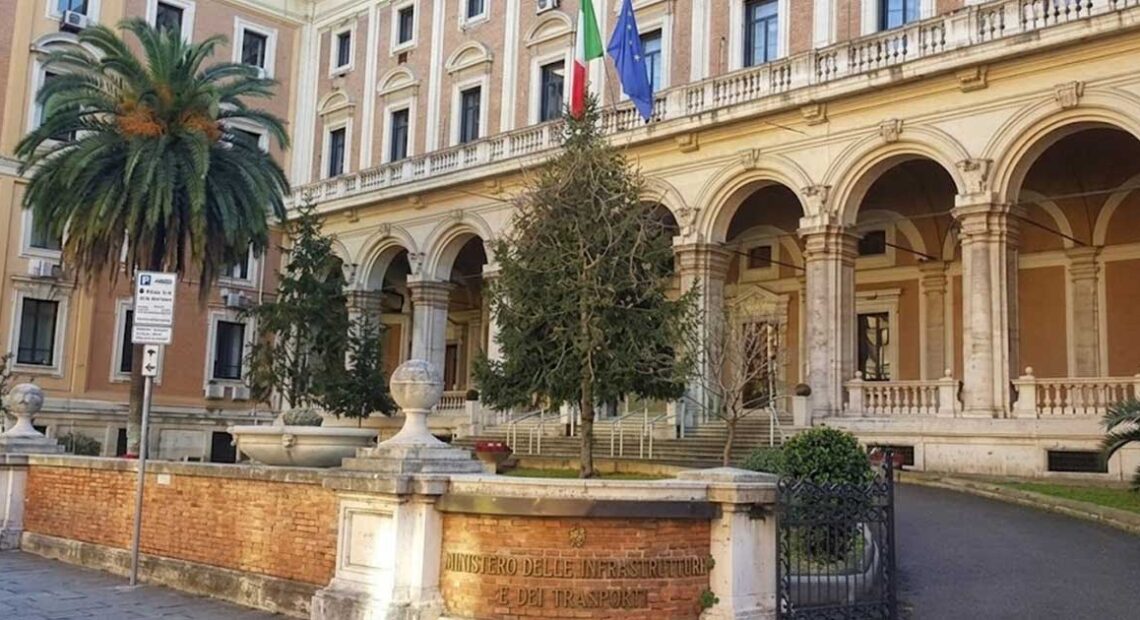 Facciata esterna della sede del Ministero delle Infrastrutture e dei Trasporti a Roma con le bandiere istituzionali