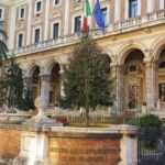 Facciata esterna della sede del Ministero delle Infrastrutture e dei Trasporti a Roma con le bandiere istituzionali