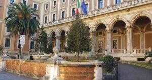 Facciata esterna della sede del Ministero delle Infrastrutture e dei Trasporti a Roma con le bandiere istituzionali
