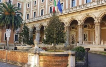 Facciata esterna della sede del Ministero delle Infrastrutture e dei Trasporti a Roma con le bandiere istituzionali