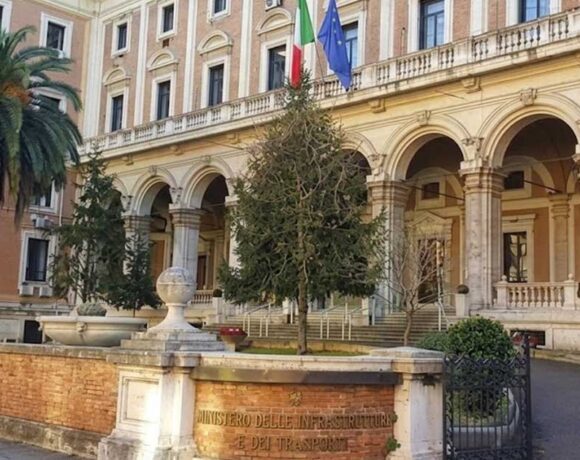 Facciata esterna della sede del Ministero delle Infrastrutture e dei Trasporti a Roma con le bandiere istituzionali