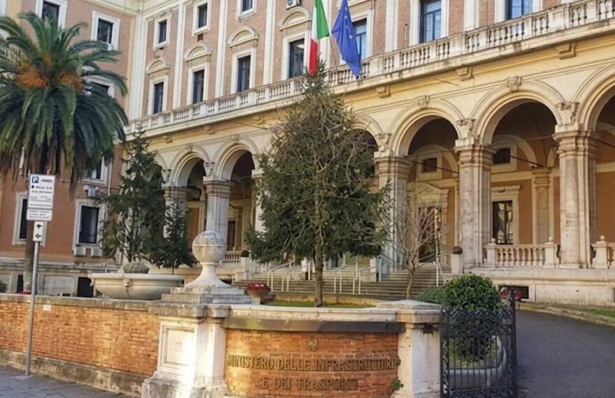 Facciata esterna della sede del Ministero delle Infrastrutture e dei Trasporti a Roma con le bandiere istituzionali