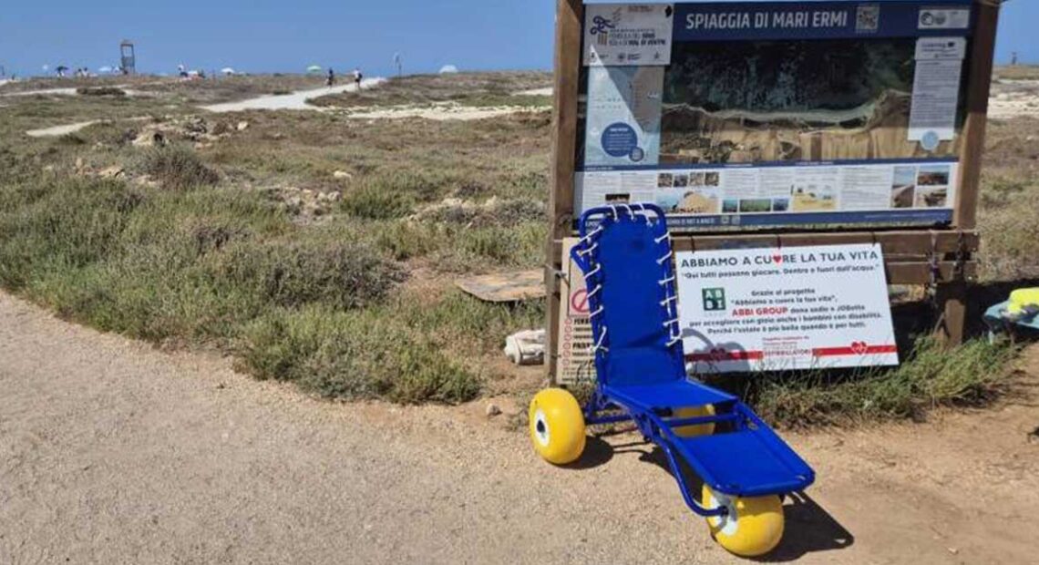 Carrozzina galleggiante JOBbette posizionata all'ingresso della spiaggia di Mari Ermi a Cabras