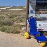 Carrozzina galleggiante JOBbette posizionata all'ingresso della spiaggia di Mari Ermi a Cabras