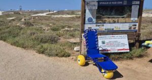 Carrozzina galleggiante JOBbette posizionata all'ingresso della spiaggia di Mari Ermi a Cabras