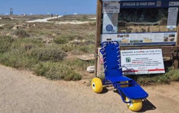 Carrozzina galleggiante JOBbette posizionata all'ingresso della spiaggia di Mari Ermi a Cabras