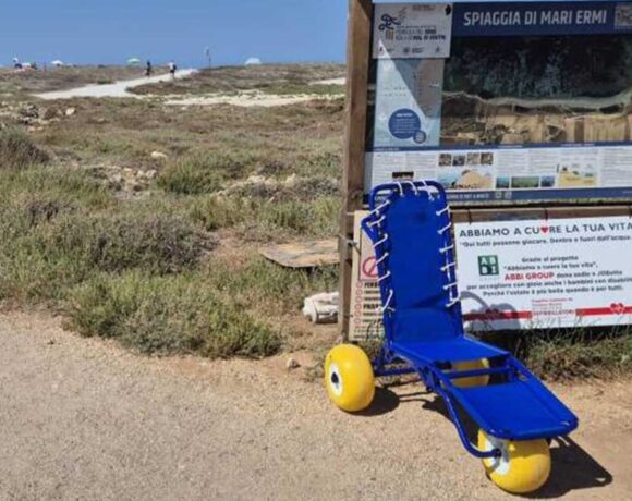 Carrozzina galleggiante JOBbette posizionata all'ingresso della spiaggia di Mari Ermi a Cabras