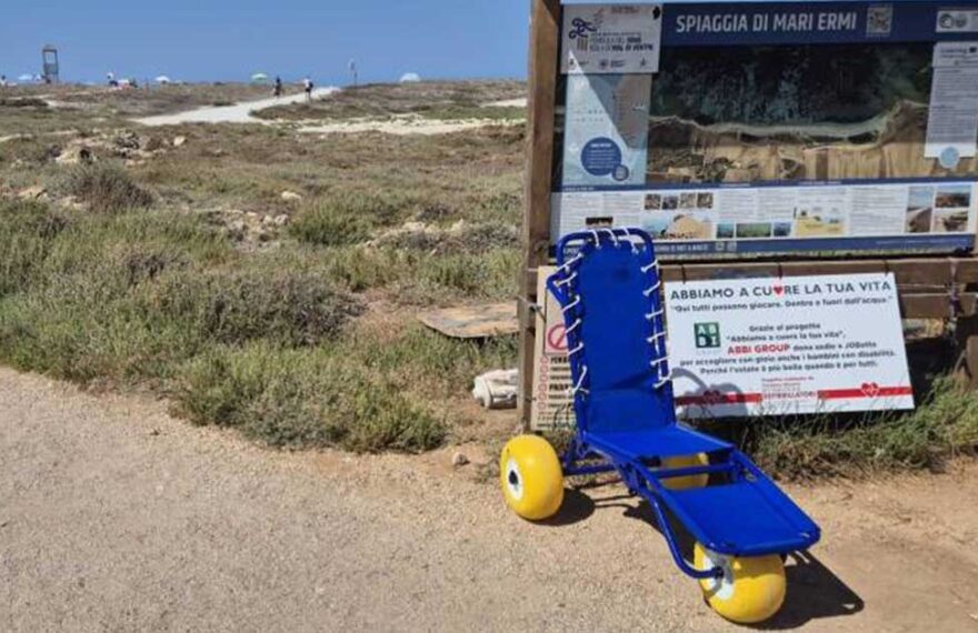 Carrozzina galleggiante JOBbette posizionata all'ingresso della spiaggia di Mari Ermi a Cabras