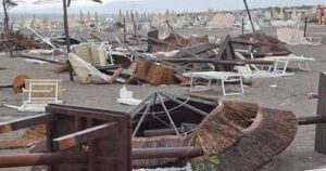 Ombrelloni in paglia e lettini distrutti dalla tromba d'aria su uno stabilimento balneare a Policoro.
