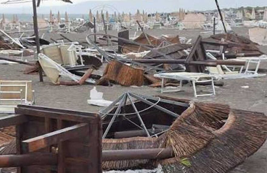 Ombrelloni in paglia e lettini distrutti dalla tromba d'aria su uno stabilimento balneare a Policoro.