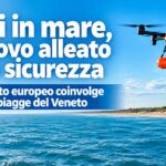 Drone attrezzato con galleggiante arancione per il salvataggio in mare durante una perlustrazione sulla spiaggia.
