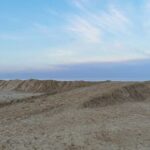 Grande duna di sabbia eretta sulla spiaggia di Ravenna come barriera di protezione contro le mareggiate invernali.