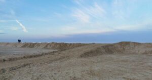 Grande duna di sabbia eretta sulla spiaggia di Ravenna come barriera di protezione contro le mareggiate invernali.