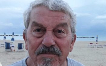 Giuseppe Ricci presidente dell'associazione ITB Italia in primo piano su una spiaggia